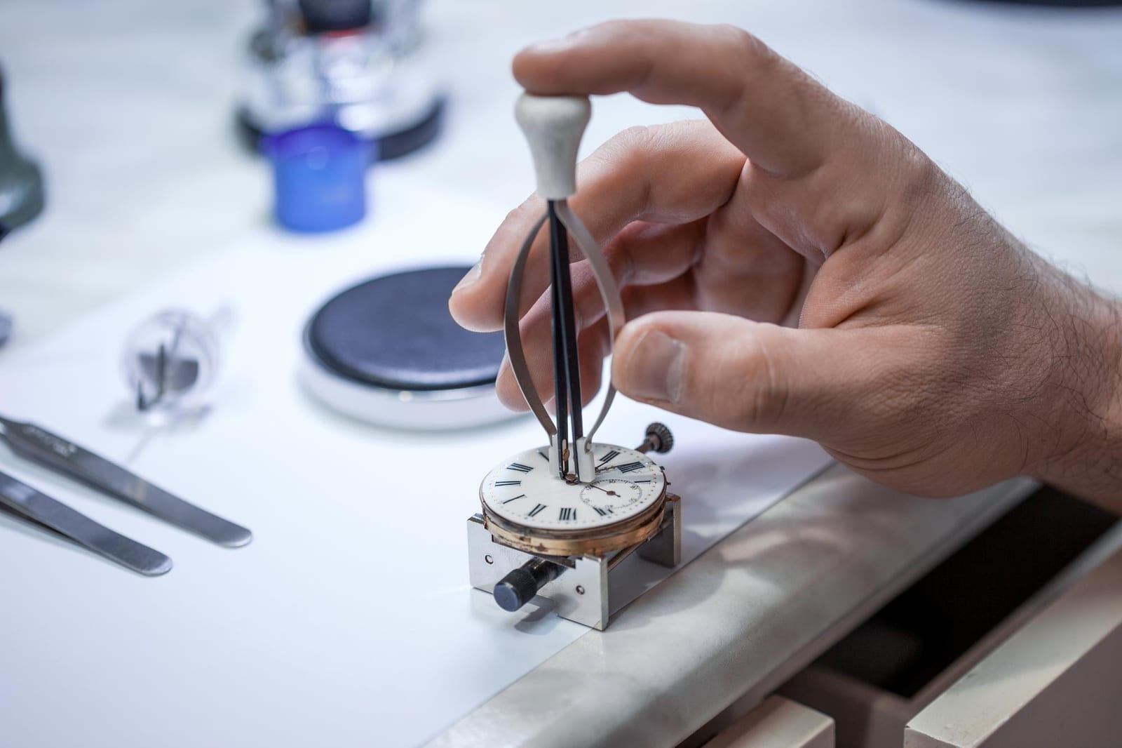 Interno del laboratorio orologiaio con strumenti e attrezzatura di precisione