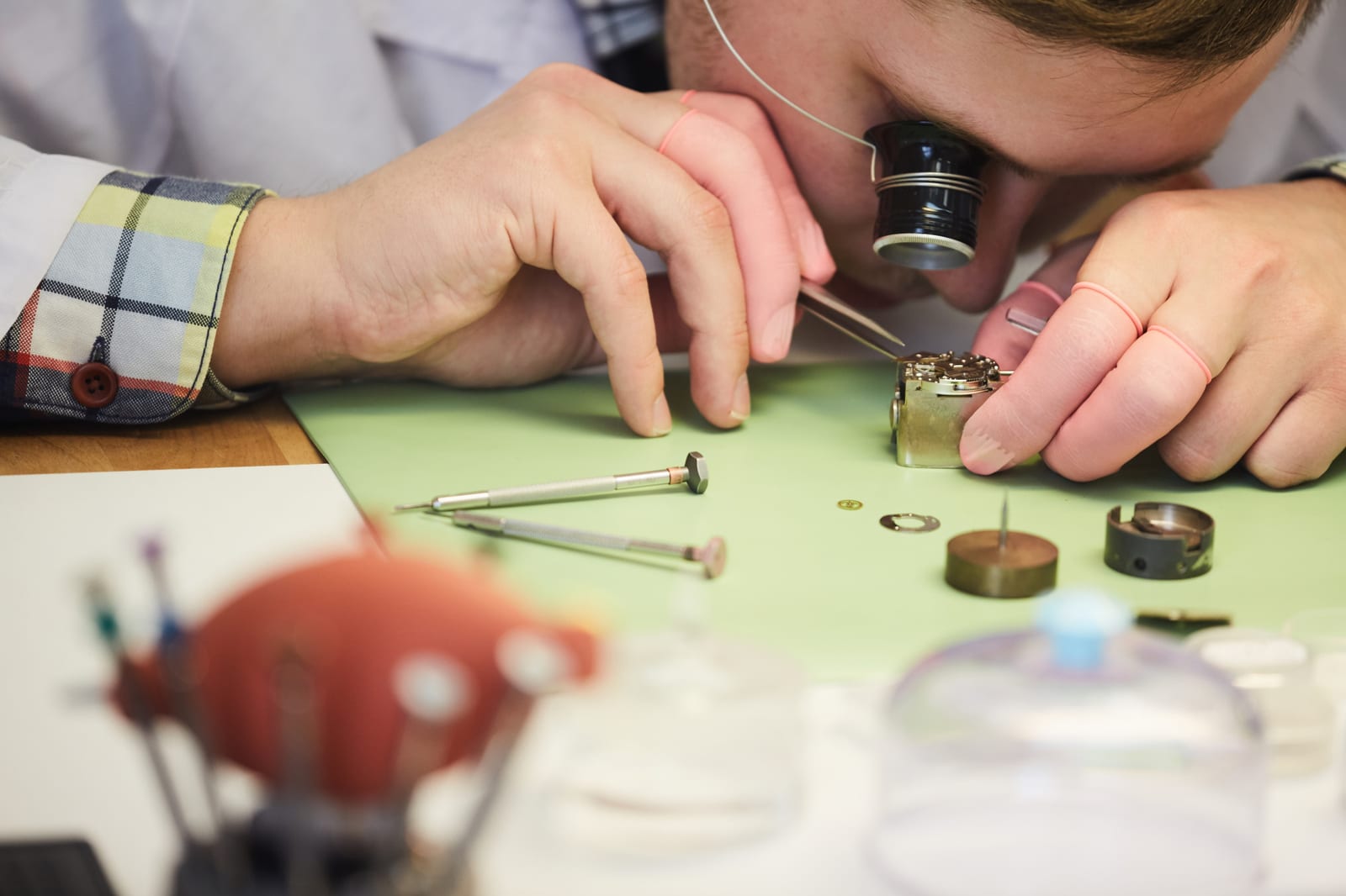 Dual-time per impegni e viaggi, fotografia dimostrativa di un orologio meccanico della categoria Da Lavoro